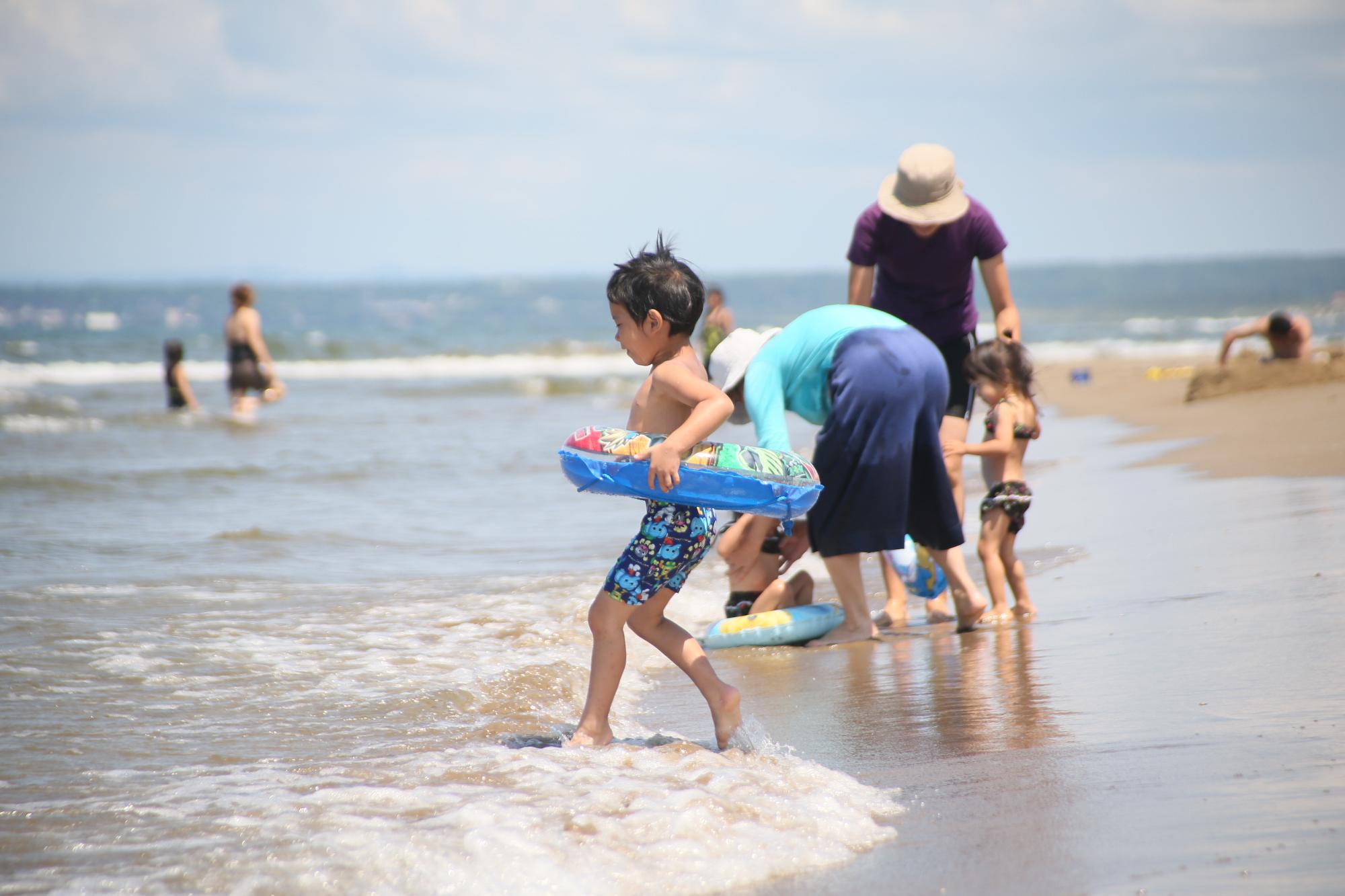海水浴を楽しむ男の子