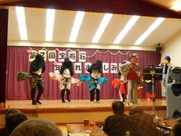 数人の演者が舞台の上で、着物を着て劇のような芝居をしている様子の写真