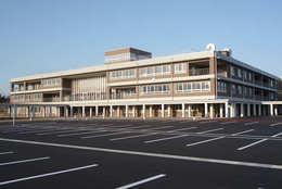 宝達中学校の駐車場と思しき場所から撮影された3階建ての宝達中学校校舎の外観写真