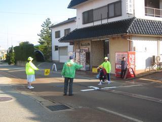 相見小学校に登校する児童のために横断歩道でボランティア活動をしている様子の写真