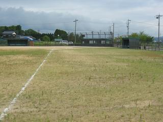 空は曇り空で白虎山公園簡易野球場の全体が見渡せるように前方から撮られている写真