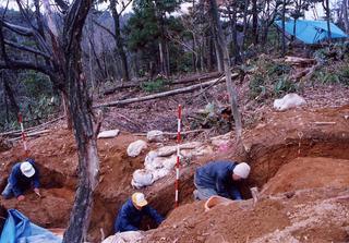 3名の調査員が発掘調査をしている写真