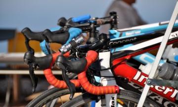 ロードバイクのハンドル部分がアップに写されている写真