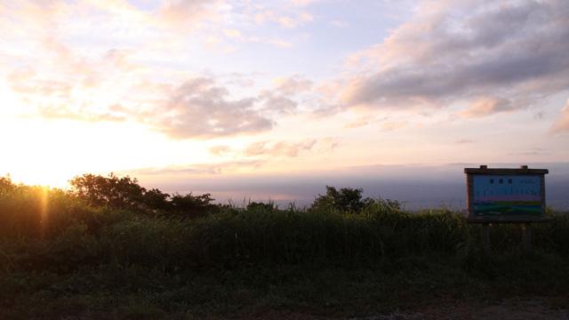 サンセットの下、山頂からの風景を写した写真
