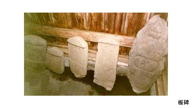 様々な大きさの平らな石がいくつも並んでいる写真