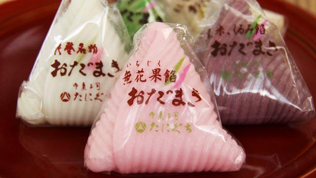 パッケージに包まれた能登名物おだまきがお盆の上に載せられている写真