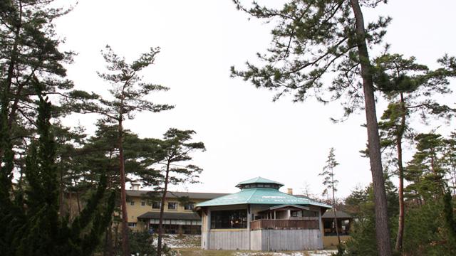 ホテルの建物を背に、多角形の屋根をした建物を写した写真
