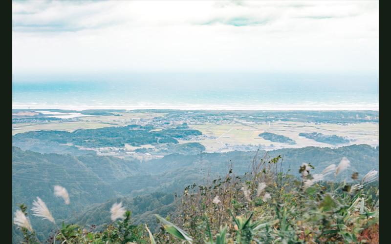 山の上からふもとの景色を写した写真