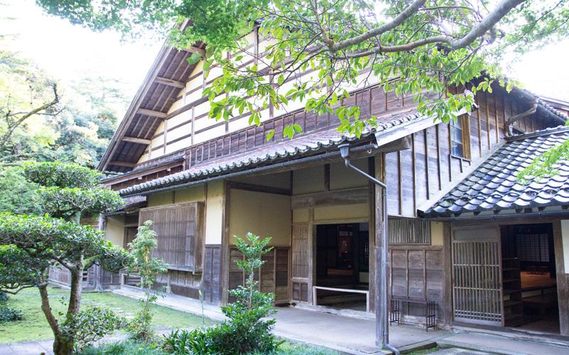 正面の扉が解放されている木造住宅を右斜め前から撮影した写真