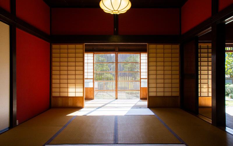 天井の明かりと外からの光で明るくなっている和室内の写真