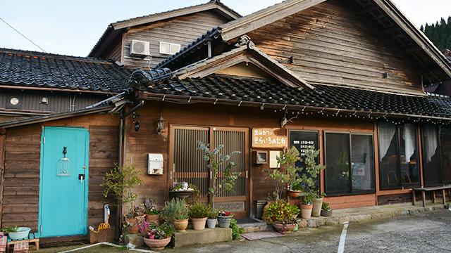 木の壁と瓦屋根のある、和風の建物の写真