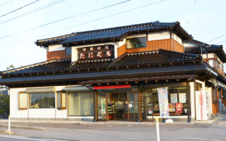 小さいサイズの、瓦屋根のある二階建ての御菓子司たにぐちの外観の写真(御菓子司たにぐちのページへリンク)
