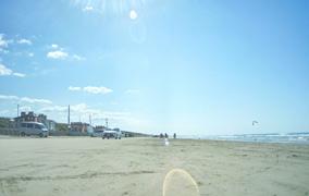 砂浜から遠くの砂浜や人を写した写真(宝達志水町のサイトへリンク)