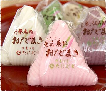 お盆の上でパッケージに包まれた無花果餡おだまきが5色分並んでいる写真