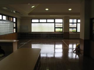 押水児童クラブの施設内の床にスポーツ用のラインが引かれた屋内写真