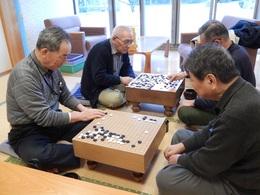男性4人が囲碁を楽しんでいる様子の写真