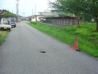 アスファルトの道路に穴があいている写真