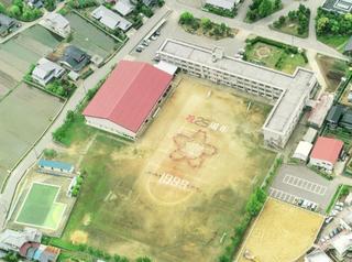 空の上から見た志雄小学校全体の写真