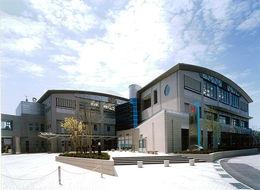 宝達志水町公民館が1階に設置されている3階建ての大きな建物である宝達志水町生涯学習センターさくらドーム21の外観写真