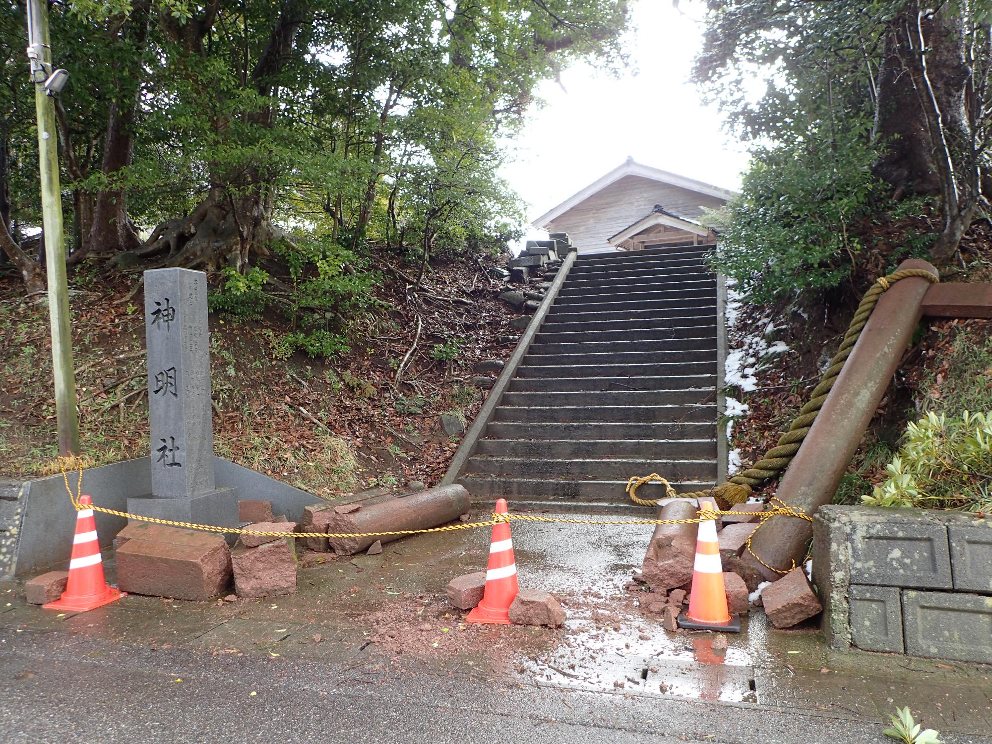 倒壊した赤戸室石制の鳥居（宝達志水町宿）