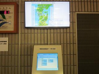 宝達志水町役場1階ホールに設置されている放射線量モニターと表示端末の写真