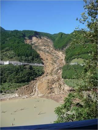 平成23年度における台風第12号による豪雨で森林の一部が土砂崩れで道路をふさいでいる写真