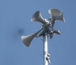 防災行政無線を町内に放送するためのスピーカーを撮影した写真
