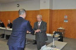 寳達町長から網会長へ諮問書が手渡されている写真