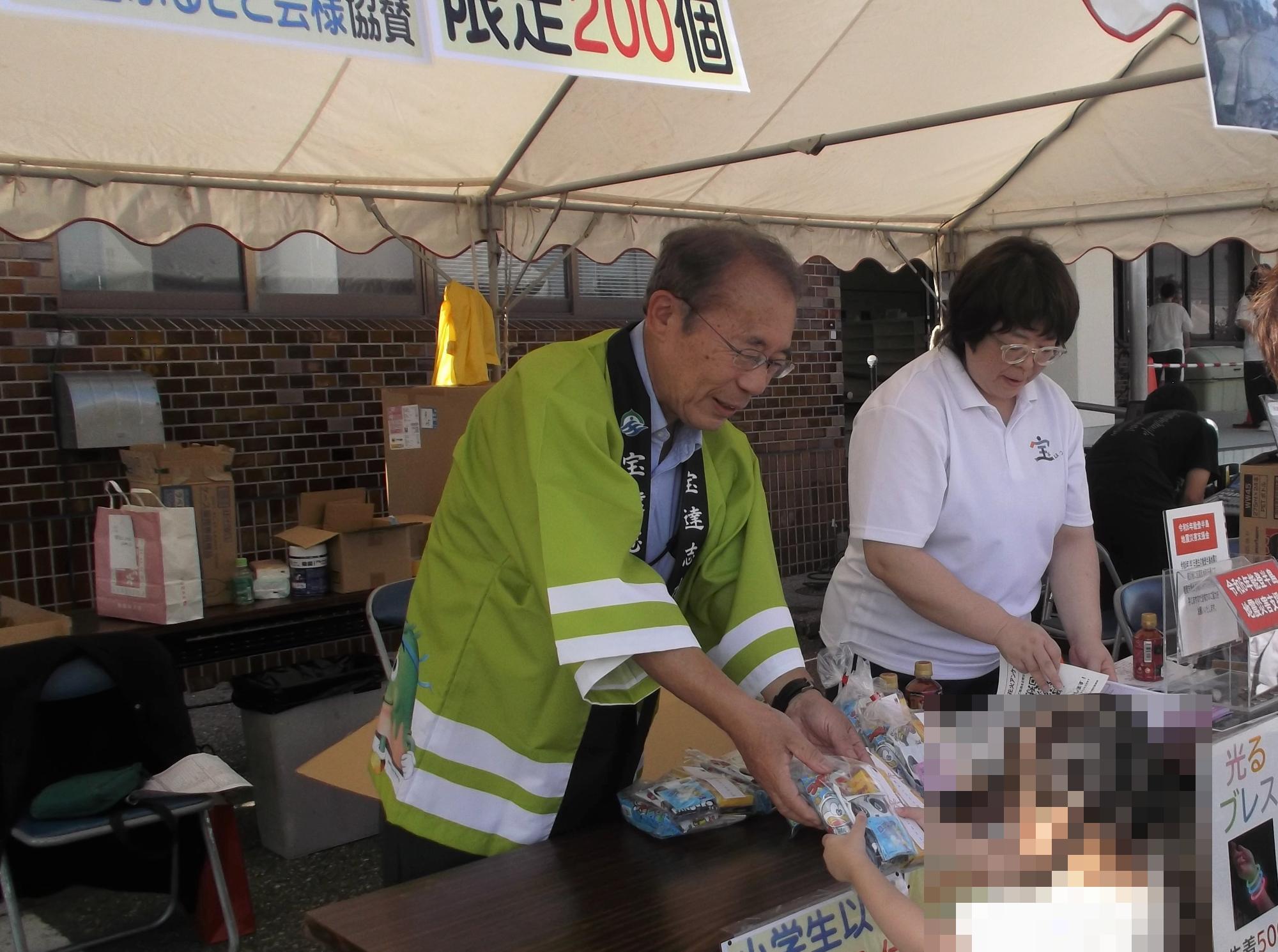 宝達志水大花火で来場した子どもたちにお菓子の無料配布
