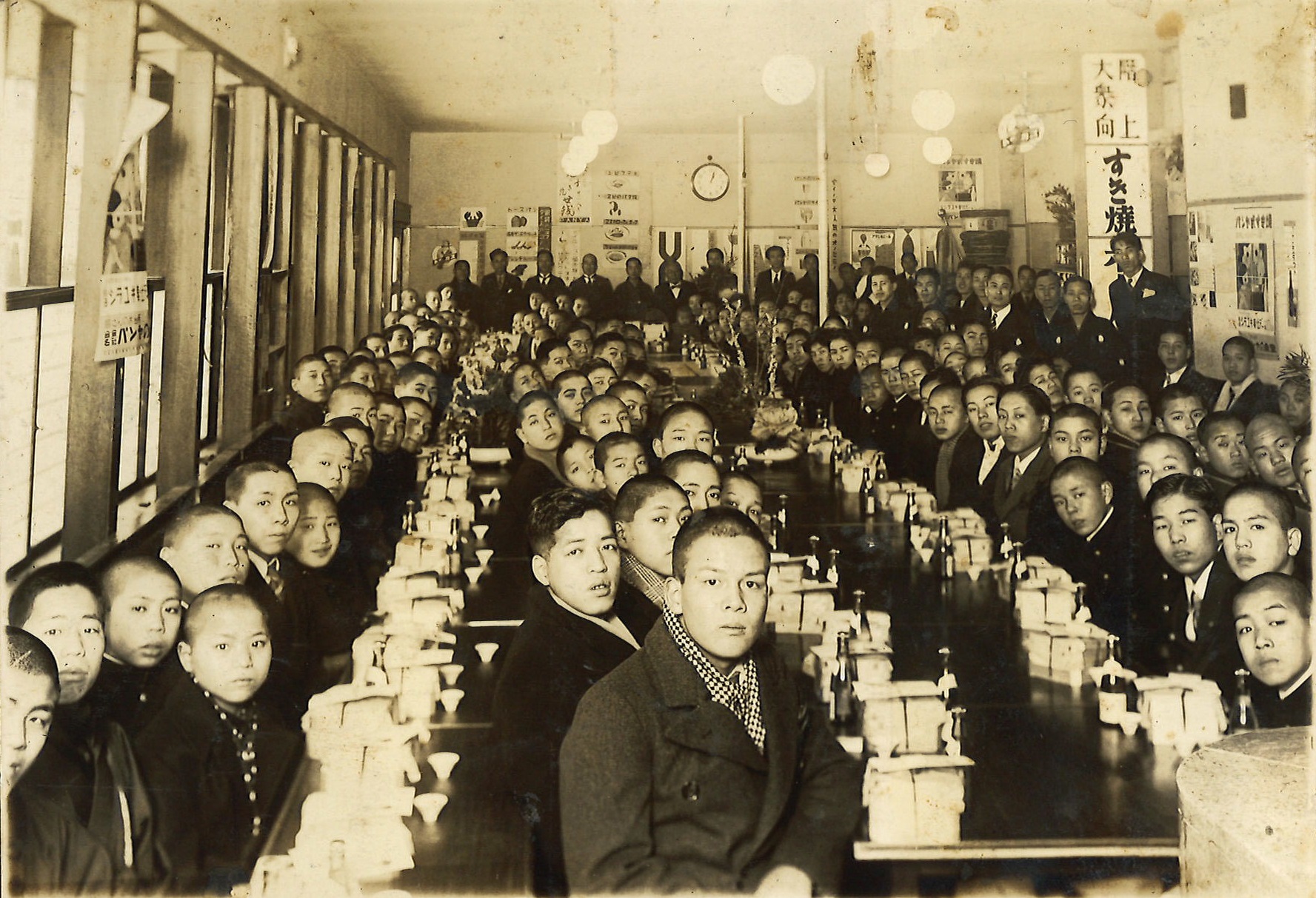 パンヤの食堂で働く若者たち