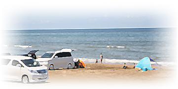 淡いタッチで描かれた海で遊ぶ人たちと車のイラスト