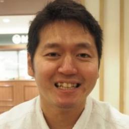 津田健太朗さんが正面を向いて映っている写真