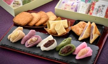 様々な和菓子が皿の上に並べられている写真