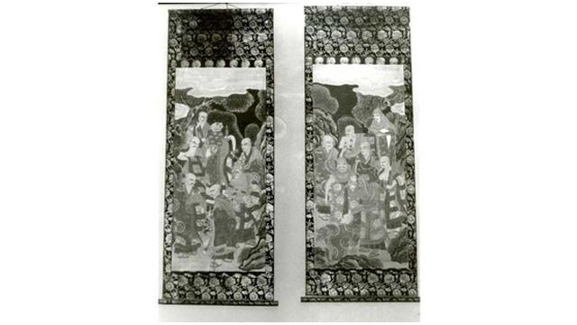様々な羅漢が描かれた掛け軸が、横に二枚並んでいる写真