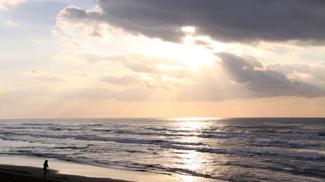 砂浜から遠くの風景や波打ち際を写した写真