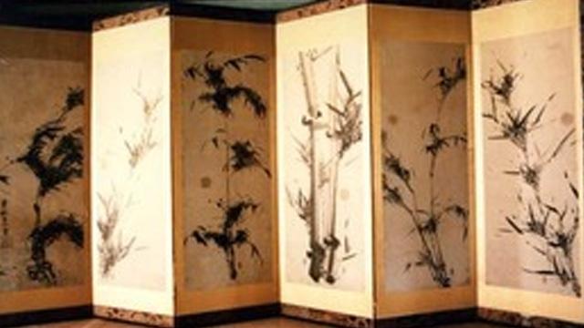 竹の絵が描かれた、金色の大きな屏風の写真