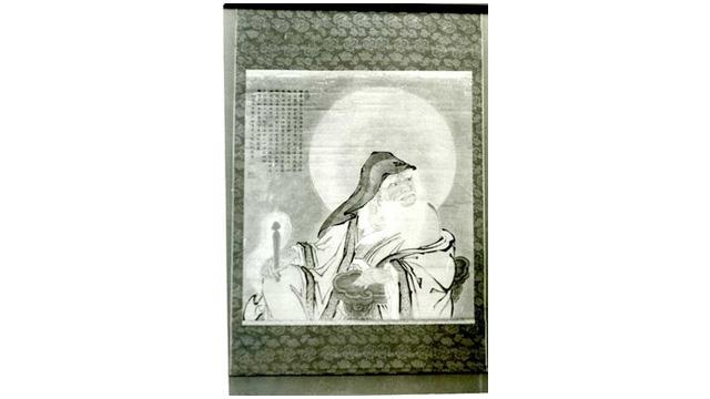 座っている僧侶の姿を描いた掛け軸の写真