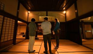 和室の中で立ちながら話をしている3人の写真(宝達志水町のサイト 加賀藩十村役 喜多家へのリンク)
