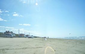砂浜から遠くの砂浜や人を写した写真（宝達志水町のサイトへリンク）