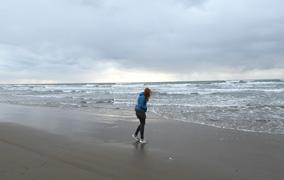 波打ち際で歩いている女性の写真（宝達志水町のサイトへリンク）