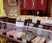 店内のショーケース内とその上にたくさんの和菓子が並べられている写真